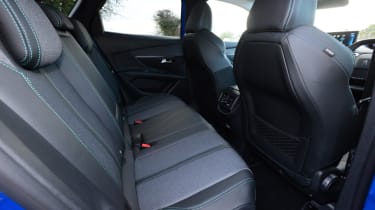 3 child seats in peugeot outlet 3008